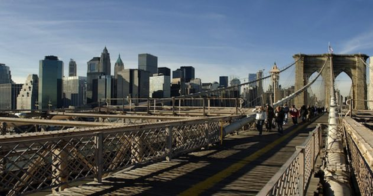 Manhattan pending home sales surge as prices drop to 2015 level, StreetEasy report says